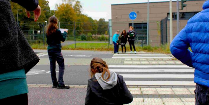 Kinder beim Fuß-/Radcheck
