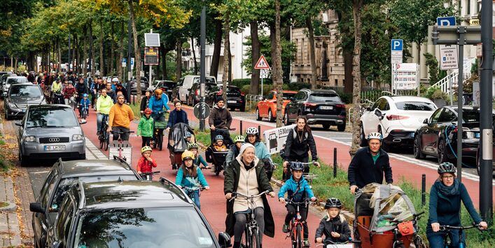 Kinder und Erwachsene fahren Rad