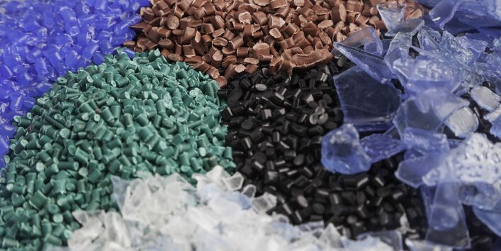 Verschiedene Kunststoffrezyklate, die aufgehäuft sind