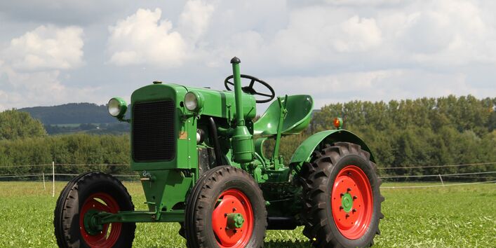 Ein historischer Traktor