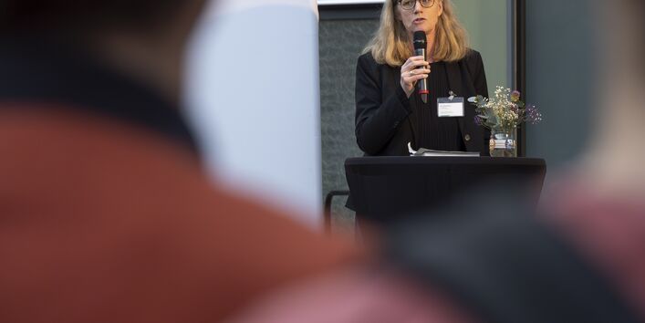 UBA-Vizepräsidentin Lilian Busse be ider Eröffnung am 15.06.2024 auf der Bühne. 