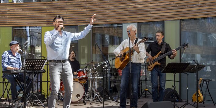 Mitglieder der UBA-Band auf der Bühne am 15.06.2024 mit Musikinstrumenten und singend.