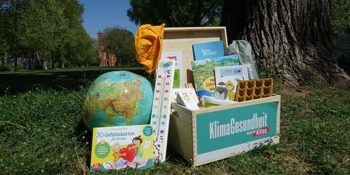 Der Wettbewerb Blauer Kompass stellt seine Bewerber vor, damit abgestimmt werden kann, welches Projekt gewinnt. Zu sehen eine ausgepackte Kiste - die KitaKlimaKiste. 