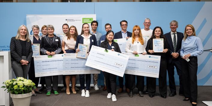 Preisträger und Preisträgerinnen des Wettbewerbs Blauer Kompass 2024 auf einem Gruppenbild 