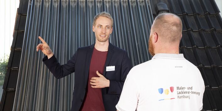 Wettbewerb Blauer Kompass stellt seine Bewerber vor, damit abgestimmt werden kann, welches Projekt gewinnt. Zu sehen Hamburger Energielotste, die eine Beratung zu Solartechnik und Hitzeschutz durch Auswahl des richtigen Dämmstoffs geben.