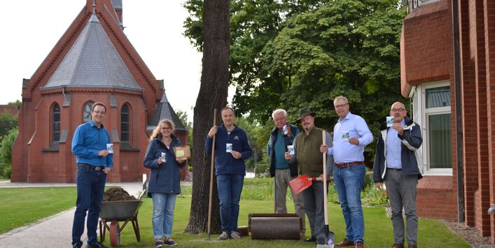 Wettbewerb Blauer Kompass stellt seine Bewerber vor, damit abgestimmt werden kann, welches Projekt gewinnt. Zu sehen Menschen der Gemeinde Stockelsdorf mit ihrer Einsaat Wildblumen.