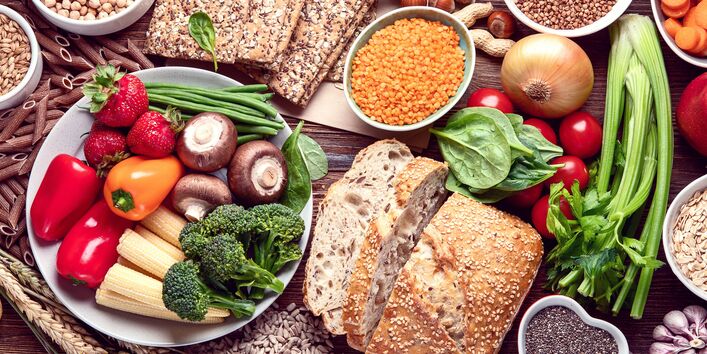 Ein FoTo aus der Vogelperspektive mit Hülsenfrüchte, Obst und Gemüse 