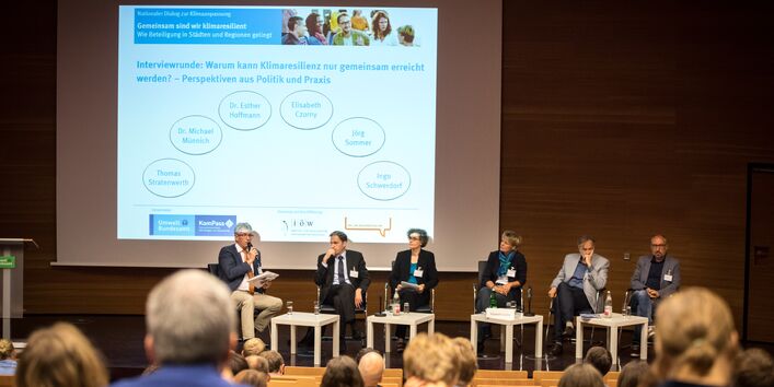 Blick auf das Podium im Hörsaal auf die Interviewrunde: Warum kann Klimaresilienz nur gemeinsam erreicht werden ?