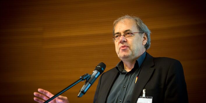 Ein Vortragender spricht ins Mikrofon