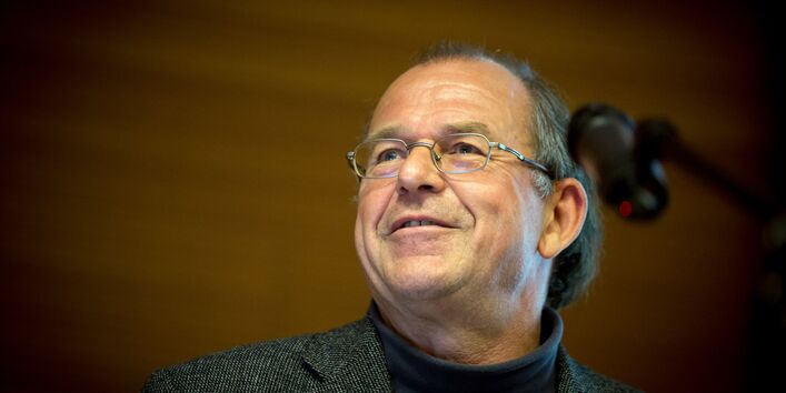 Vortragender schaut in Richtung Präsentationswand