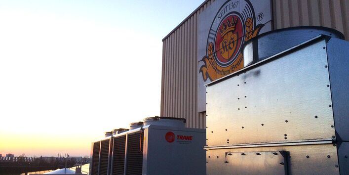 Außenansicht der Karmeliten Brauerei Straubing bei Dämmerung.