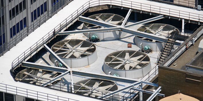 Ansicht einer Klimaanlage auf dem Dach eines Hochhauses.