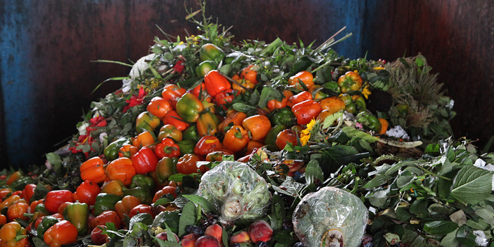 Lebensmittel im Müllkontainer