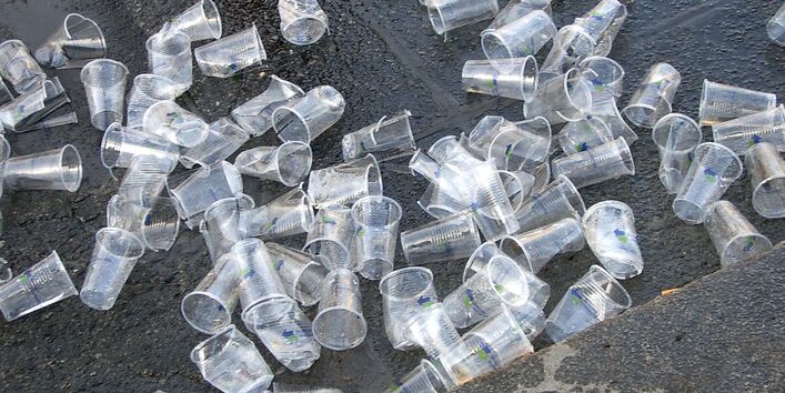 Gebrauchte Plastikbecher liegen auf der Straße