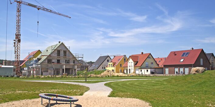 In einer Neubausiedlund wird ein neues Haus gebaut