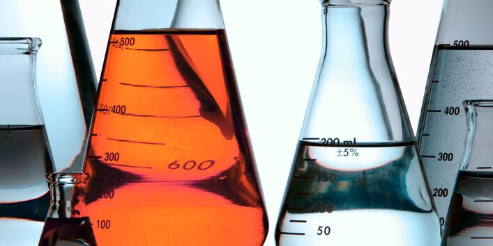 Glaskolben und -gefäße im Labor mit roter Flüssigkeit