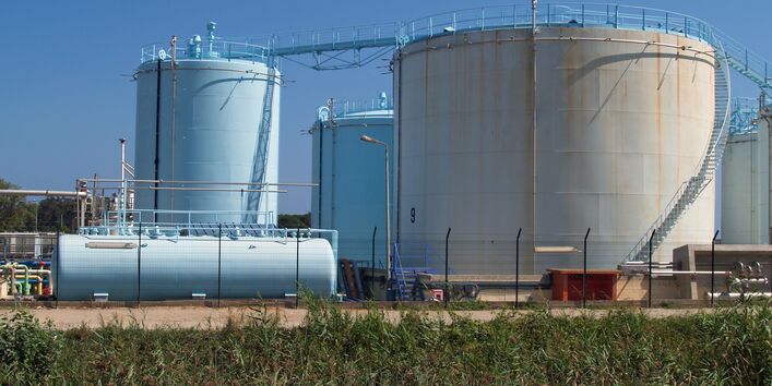 Silos einer Ölraffinerie