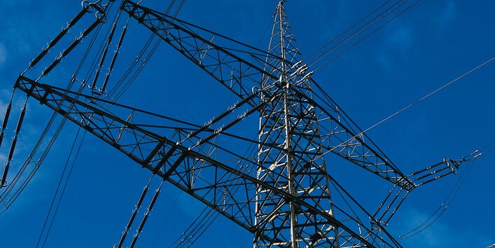 Strommast vor blauem Himmel