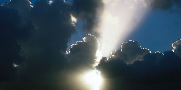 Bewölkter Himmel mit einem Sonnenstrahl