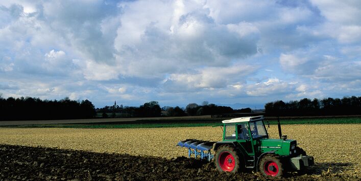 Traktor beim Bestellen eines Feldes