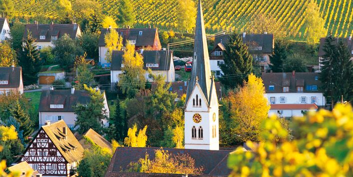 Dorfkirche inmitten kleiner Häuser and Ackergrün