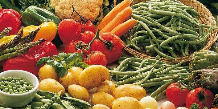 verschiedenes Gemüse (Kohl, Bohnen, Tomaten, Kartoffeln, Erbsen)