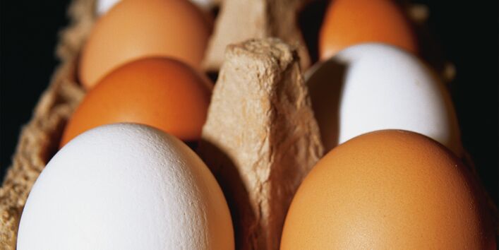 braune und weiße Eier im Karton