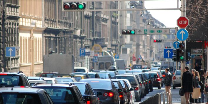 Verkehrsstau in der Großstadt. Ampeln auf grün, aber nichts geht mehr.
