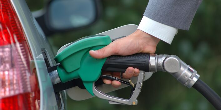 Ein Mann tankt Benzin