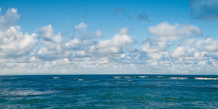 Meereshorizont mit Wolken am Himmel