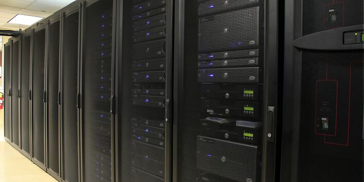 Eine Reihe von schwarzen Serverschränken