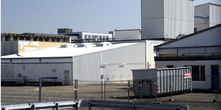 Eine eingezäunte Industrieanlage