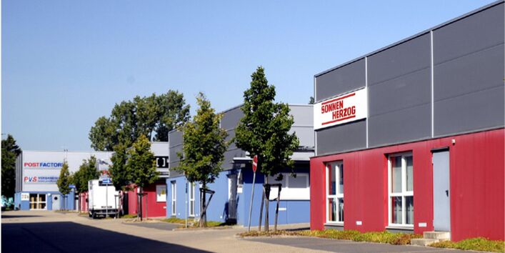 Gebäude verschiedener Unternehmen in einem Gewerbegebiet