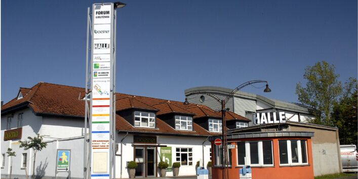 Ein Schild mit einer Auflistung ansässiger Unternehmen in einem Gewerbegebiet