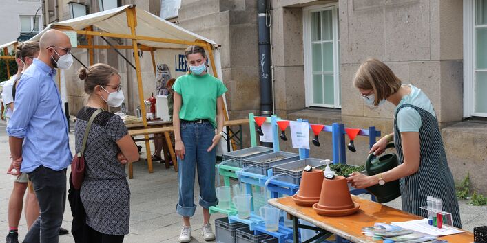 Mit Experimenten, Anschauungsobjekten und Infomaterial sensibilisiert die Regenwasseragentur auf öffentlichen Veranstaltungen wie hier auf einem Nachbarschaftsfest in Berlin-Schöneberg für die Notwendigkeit eines veränderten Umgangs mit Regenwasser in urbanen Räumen. 