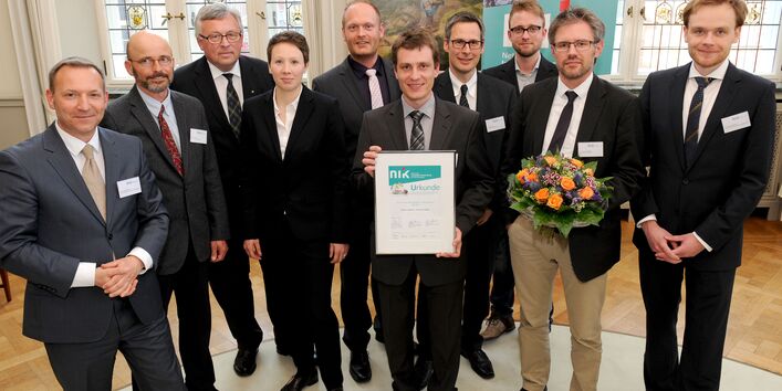 Preisverleihung beim NIK-Unternehmenswettbewerb „Klima-Innovationen“. Abgebildet sind die Preisträger in der Kategorie Start-Up: das Gründerteam von „Green Logistic Systems“, für den Sponsor EWE AG der Vorstandsvorsitzende Dr. Brinker sowie die Mitarbeiter der Geschäftsstelle von NIK.