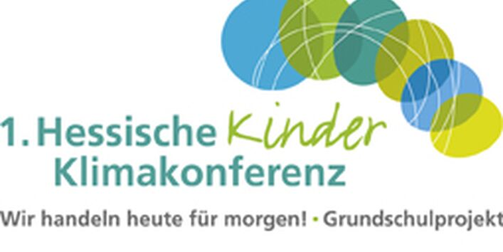 Logo mit Schriftzug 1. Hessische Kinder Klimakonferenz und Luftballons im Hintergrund.