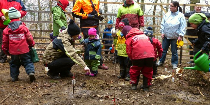 Kindergruppe mit Setzlingen