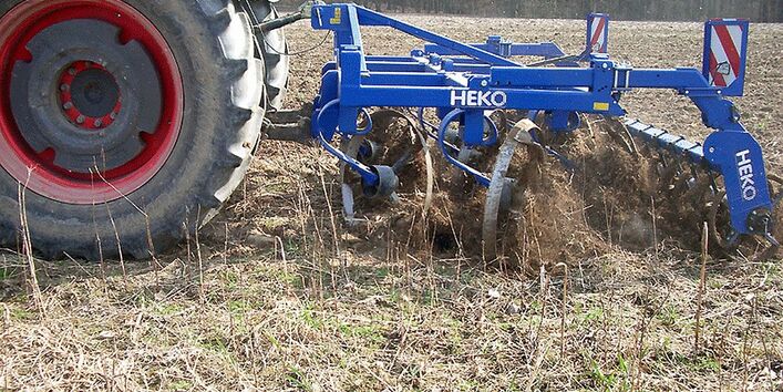 Traktor fährt über ein Feld