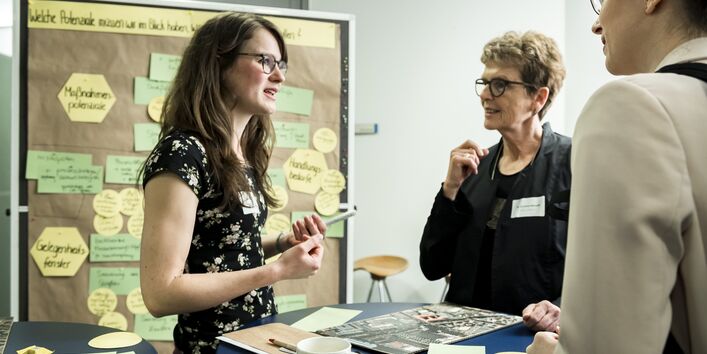 Die Herausforderungen des Klimawandels können nur gemeinsam bewältigt werden. Unter dem Motto »Reden wir über Regen« fördert und moderiert die Regenwasseragentur  Erfahrungs- und Meinungsaustausche und die kooperative Entwicklung von Umsetzungsstrategien.