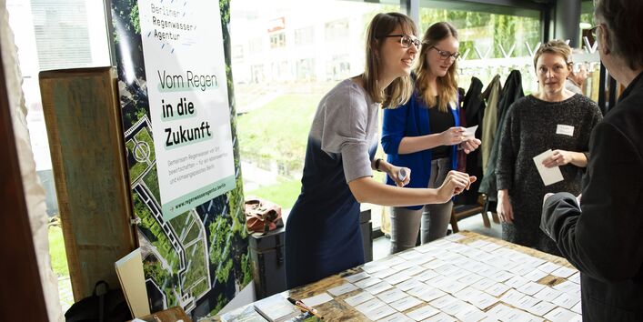 Einmal im Jahr diskutiert die Regenwasseragentur mit Verwaltungen, Wohnungsunternehmen, Immobilieneigentümer:innen, Planer:innen und Bürger:innen, wie man gemeinsam den Wandel hin zu einer wassersensiblen Stadt schneller vorantreiben kann.