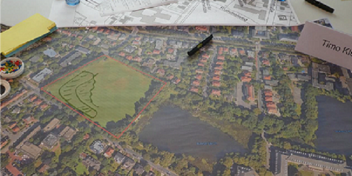 Der Blick geht auf die Stadt Oldenburg aus der Vogelperspektive heraus. Der Ausschnitt zeigt viel Grün, Wohnhäuser und Wasser.