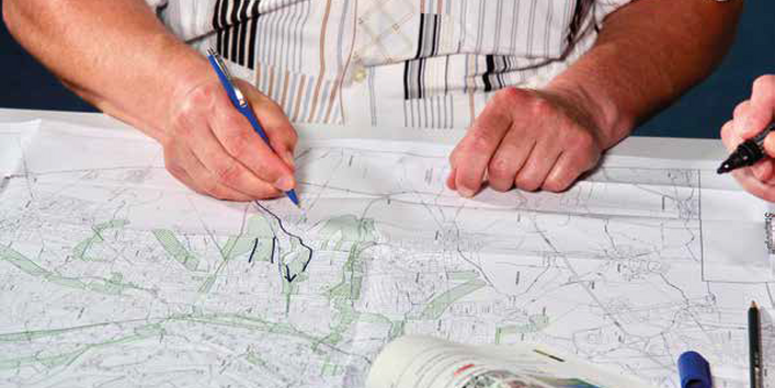 Auf einer Karte werden Bereiche markiert und eingezeichnet.