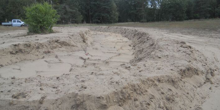 Der sich im Bau befindliche, abgesteckte Graben.