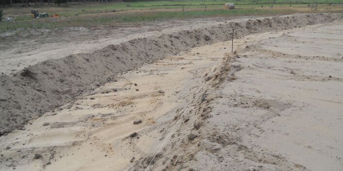 Der sich im Bau befindliche, abgesteckte Graben.