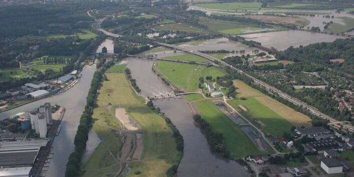 Ein von starker Nutzung geprägte Landschaft mit Flüssen und Kanälen aus der Vogelperspektive