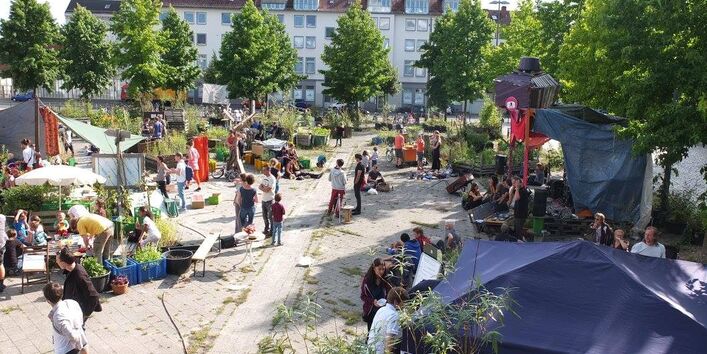 Blick auf den Festplatz mit Menschen und Ständen