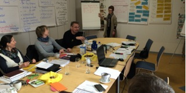 MitarbeiterInnen und Führungskräfte sitzen in einer Fortbildung Thema Klimaschutz und Anpassung an den Klimawandel