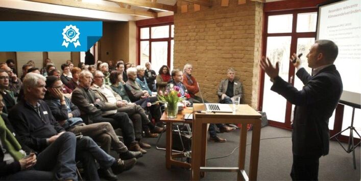 Ein Referent trägt auf dem Fachtag vor