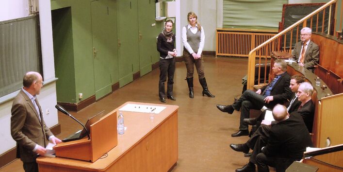 Vortrag in einem Hörsaal vor Pflegekräften und Ärzten und Ärztinnen.